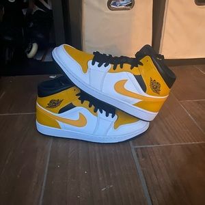 Air Jordan, one mid yellow and white vnds
